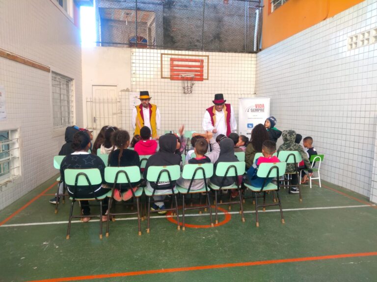 Crianças participando de atividades educativas no Afrocatarina